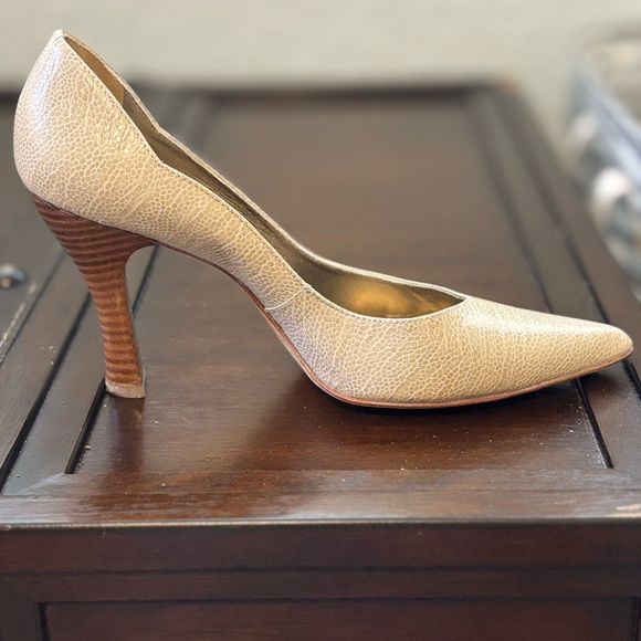 Kenneth Cole Beige Textured Heels - Picture 2 of 6
